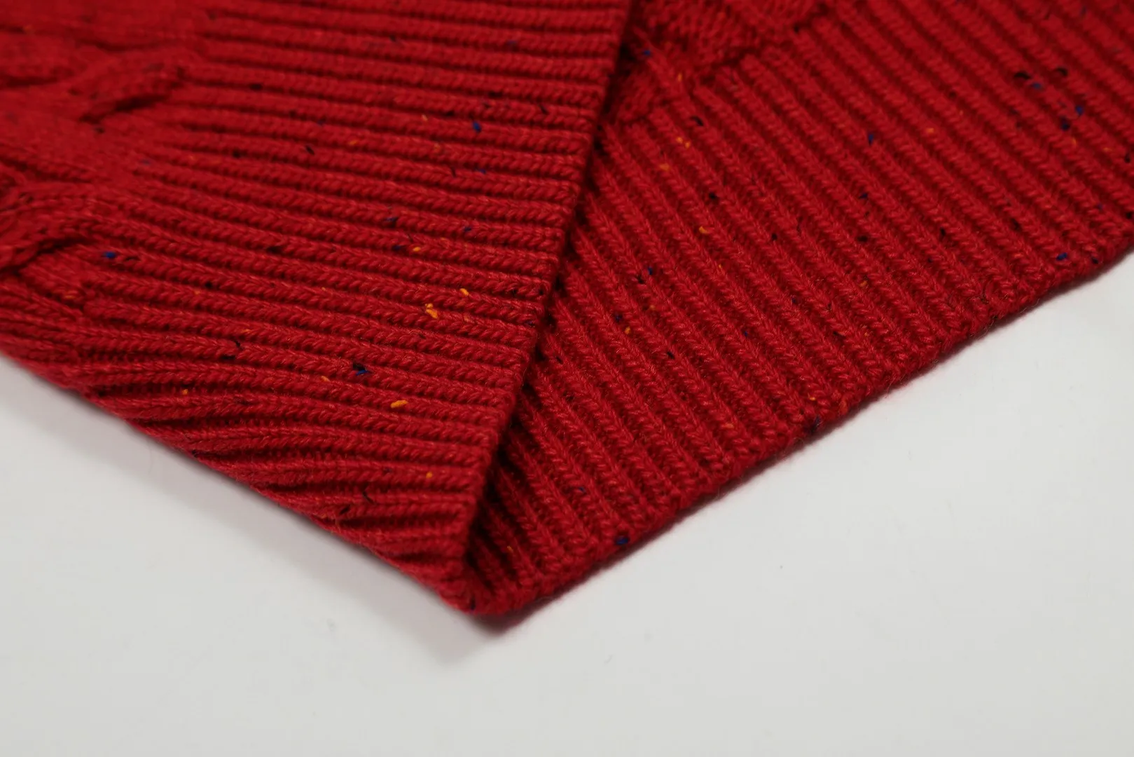 🅿️220 "Top quality" Style number: DS028# [Ralph Lauren wool blended pony embroidered logo twist knitted sweater] ✅Ralph Lauren gradient multi-color dot versatile couple style knitted round neck pullover sweater ✅15% merino cotton wool 85% wool blended custom laser buttons ✅Clean and clear texture ✅ZP quality 1:1 version Scan the code to enter the GF website Counter quality ✅Details and quality are the only one in Guangzhou. Imported quality wool. Focus on high-end. Cost-effective. Needless to say good quality. ✅Restore the original version. The maximum size can be worn up to 180 pounds. Loose, comfortable and stress-free. ✅The upper body is simple and easy to put on. A must-have item for ootd. Good-looking clothes are never picky. A must-have in couples' wardrobes. Size: S-L. Color: Navy blue, light blue, off-white, gray, Christmas red.